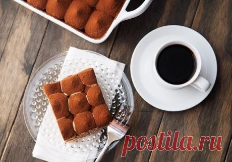 Торт &quot;Самый вкусный &quot;тирамису&quot;. Какой он вкусный!!! Пожалуй это единственный торт, который я иногда делаю без повода. К тому же, времени на его приготовление уходит совсем немного. Бисквит кофейный просто очень вкусный, бархатный, нежный, кофейный. То, что надо для Тирамису! Единственный недостаток этого торта, надо иметь кухонные весы))) Кофеманам и не только посвящается)))) Вам потребуется: Сироп: 100 мл.кофе свежесваренного 20-50гр. сахар(можно коричневый) по вкусу 20-40 г…