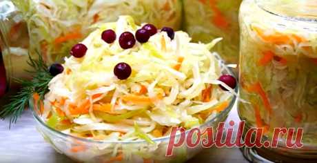 Маринованная капуста с горчицей: мой любимый способ Маринованная капуста с горчицей хранится в холодильнике до тех пор, пока не съедим. Много сразу я ее не готовлю: купить овощи можно в любое время, поэтому всегда делаю свежую закуску. Подаю на стол, посыпав ягодами (клюква, брусника, морошка) – изумительный вкус и красивый вид.