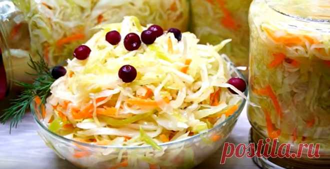 Маринованная капуста с горчицей: мой любимый способ Маринованная капуста с горчицей хранится в холодильнике до тех пор, пока не съедим. Много сразу я ее не готовлю: купить овощи можно в любое время, поэтому всегда делаю свежую закуску. Подаю на стол, посыпав ягодами (клюква, брусника, морошка) – изумительный вкус и красивый вид.