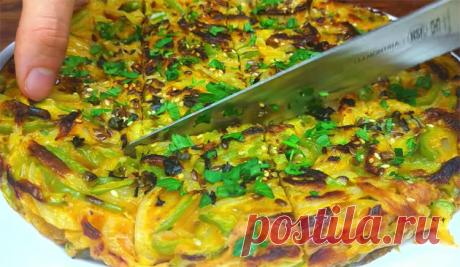 Заливаем лук яйцом и жарим: перекус просят по 2 тарелки