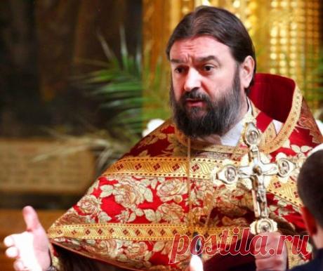 Есть такое явление духовной жизни и материальной — хвастовство. Когда человек, например, в духовном отношении, разбалтывает все, что про себя знает. А я молился так, а я ходил туда, а я разговаривал с этим, а мне Господь вот это показал, мне вот это приснилось. Духовные болтуны. Это опасное занятие, потому что все выветривается и исчезает. Хорош человек, который умеет таить и мысли, и мечты и молчать. Как Тютчев писал: «Молчи, скрывайся и таи и чувства и мечты свои».
Так надо и в государственно