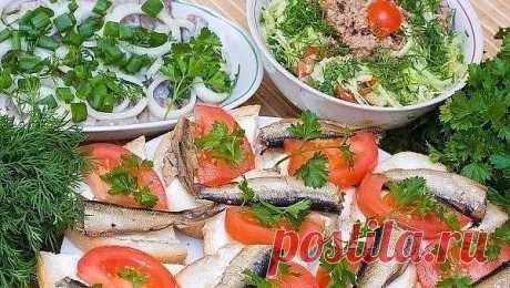РЕЦЕПТЫ ПРАЗДНИЧНЫХ БУТЕРБРОДОВ 

Новый год не за горами и мы все к нему готовимся, обдумывая новогоднее меню. И мы вам в этом поможем! 

1) Праздничные канапе с колбасой 

ИНГРЕДИЕНТЫ: 
● черный зерновой хлеб 1 багет 
● вареная колбаса 200 г 
● помидоры черри 1 веточка 
● сливочный сыр 150 г 
● листья салата пучок 
● зелень петрушки по вкусу 

ПРИГОТОВЛЕНИЕ: 
Багет нарезать ломтиками и намазать сливочным сыром. Выложить на каждый кусочек хлеба по листу салата. 
Помидоры ч...