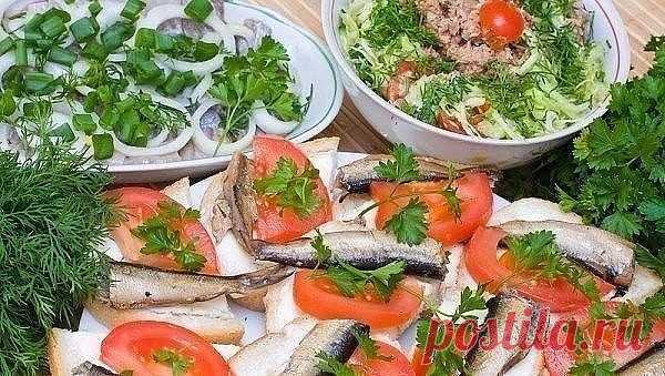 РЕЦЕПТЫ ПРАЗДНИЧНЫХ БУТЕРБРОДОВ 

Новый год не за горами и мы все к нему готовимся, обдумывая новогоднее меню. И мы вам в этом поможем! 

1) Праздничные канапе с колбасой 

ИНГРЕДИЕНТЫ: 
● черный зерновой хлеб 1 багет 
● вареная колбаса 200 г 
● помидоры черри 1 веточка 
● сливочный сыр 150 г 
● листья салата пучок 
● зелень петрушки по вкусу 

ПРИГОТОВЛЕНИЕ: 
Багет нарезать ломтиками и намазать сливочным сыром. Выложить на каждый кусочек хлеба по листу салата. 
Помидоры ч...