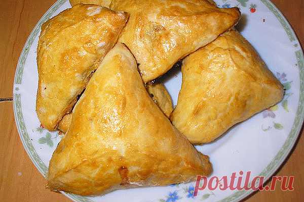 Cамса — те же печеные пирожки, но с неповторимым восточным вкусом и ароматом.

Состав

— Мука 4 стакана
— Маргарин 150 гр.
— 1+1 яйцо
— 1 стакан сметаны
— Сода гашенная эссенцией 0,5 ч. ложки
— Мясной фарш свинина+говядина 500 гр.
— Лук репчатый 3 шт.
— Соль, перец
— Зелень

Приготовление

Приготовить фарш, мясо брать пожирнее и лука побольше. В фарш нарезать зелень положить душистый перец, соль, всё перемешать до однородной массы.

Тесто. Согретый при комнатной температур...