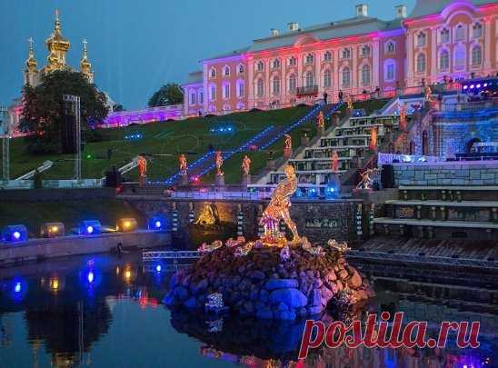 Вечерний и ночной Петродворец.