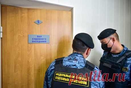 Россиянин поссорился с братом из-за жены и вонзил нож ему в живот. В Калужской области суд рассмотрит дело 27-летнего местного жителя, пытавшегося зарезать брата. 8 июля фигурант поссорился с братом из-за его жены: он считал, что супруга родственника мешает им общаться. Тогда обвиняемый со стороны улицы подтянулся за решетку окна квартиры, встал на подоконник и ранил потерпевшего.