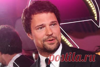 Объявлены лучшие режиссер и актер года. Объявлены лучшие режиссер и актер года по версии журнала GQ. Режиссером года признали снявшего «Чернобыль» Данилу Козловского, который обошел таких своих коллег, как Олег Трофим, Дмитрий Давыдов, Алвис Херманис, Илья Найшуллер. Среди актеров победу одержал Иван Янковский.