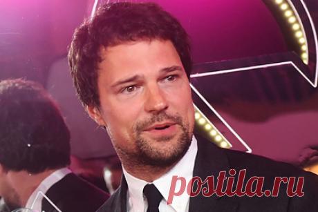 Объявлены лучшие режиссер и актер года. Объявлены лучшие режиссер и актер года по версии журнала GQ. Режиссером года признали снявшего «Чернобыль» Данилу Козловского, который обошел таких своих коллег, как Олег Трофим, Дмитрий Давыдов, Алвис Херманис, Илья Найшуллер. Среди актеров победу одержал Иван Янковский.