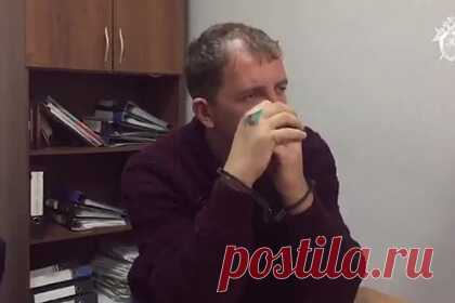 Предполагаемый убийца показал на видео расправу над студентками в Гае. Александр Лазарев, подозреваемый в убийстве трех студенток медколледжа в Гае Оренбургской области, показал во время следственного эксперимента, как расправился с девушками. Следователь зачитывает Лазареву статьи УК РФ, по которым против него возбуждены новые уголовные дела об изнасиловании и насильственных действиях.