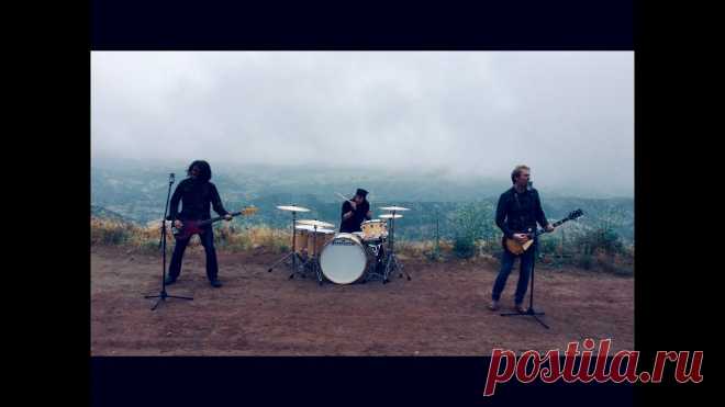 TEAR THE SKY WIDE OPEN - Silverthorne - Official Video TEAR THE SKY WIDE OPEN Silverthorne - Official Video Golden Robot Records 2019 Silverthorne came together when vocalist/guitarist Pete Shoulder (Winterville ...