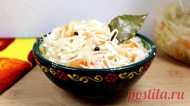 И закуска и гарнир. Сладкая маринованная капуста по-быстрому. Маринованная капуста быстрого приготовления (сладкая) - отличная закуска и прекрасный гарнир.Ингредиенты: Капуста - 0,5 кг Морковь - 1 шт. Лавровый лист - 1 шт. Черный перец - 3 горошины Соль - 1 ч.л. Сахар - 3 ч.л. Вода -  250 мл Подсолнечное масло...