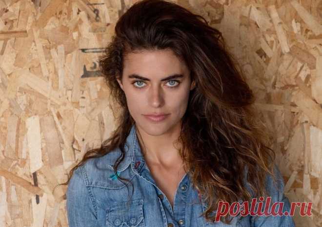 Элисон Ле Борж, внучка Алена Делона. Когда маленькой Элисон Ле Борж фотограф сказал, что если Ален Делон был бы женщиной, то выглядел бы точно как она, — сочла это за комплимент. Девочка родилась после непродолжительного романа сына Делона Энтони с танцовщицей из кабаре Crazy Horse. Будущий папа сбежал, как только узнал про беременность.