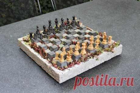 Садовая бетонная шахматная доска Такая шахматная доска будет отличным украшением для вашего сада. Конечно к ней бы еще и бетонные шахматные фигуры, но об их изготовлении мастер обещает рассказать в другой статье. Инструменты и материалы:-Ячейки для рассады - 64 шт;-Ведро;-Цементная смесь;-Вода;-Черная