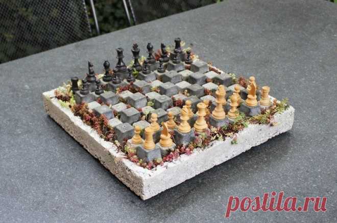 Садовая бетонная шахматная доска Такая шахматная доска будет отличным украшением для вашего сада. Конечно к ней бы еще и бетонные шахматные фигуры, но об их изготовлении мастер обещает рассказать в другой статье. Инструменты и материалы:-Ячейки для рассады - 64 шт;-Ведро;-Цементная смесь;-Вода;-Черная