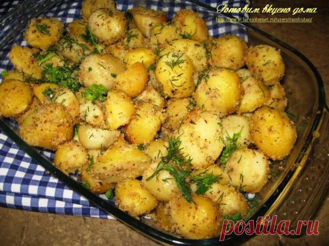 Картофель, запеченный с чесноком в сухарях