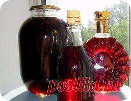 ГОТОВИМ НАЛИВКУ «ЧЕТЫРЕ НА ЧЕТЫРЕ» 
4 стакана сахара
4 стакана воды
4 стакана ягод
4 стакана водки
Сахар заливаем теплой кипяченой водой, чтобы он не осел на дно, а разошелся равномерно. Затем засыпаем мытые и обсушенные ягоды целиком, не размятыми. Фейхоа – единственная ягода, которую нужно нарезать половинками, а если крупная, то и четвертинками. Теперь остается добавить водку и запастись терпением.
Это количество жидкости переливаем в стеклянную банку (должно впритык хватить трехлитрово