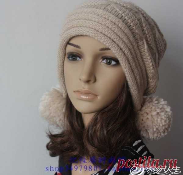 Шапка узором «бабочки» с помпончиками