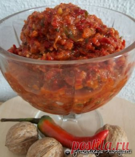 Аджика с грецкими орехами. Рецепт по-грузински Аджика — это очень острая пряная овощная паста, которая широко используется в Грузии для ароматизации мясных и рыбных блюд. Данный рецепт аджики с орехами особенно популярен в Мегрелии и Абхазии. Аджику готовят из горького красного перца, чеснока, свежих трав и грузинских специй...