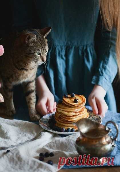 Прямо сейчас улыбнитесь, обнимите того, кто рядом, и мысленно тех, кто на расстоянии, замесите тесто для пирога, простите того, на кого обида, закройте на минуту глаза и, открыв их, НАЧНИТЕ ЖИЗНЬ ЗАНОВО. Не относитесь к ней слишком серьёзно, не ищите смысла, выгоды, мести. Просто живите, улыбайтесь и любите. Это нетрудно...

= Эльчин Сафарли =