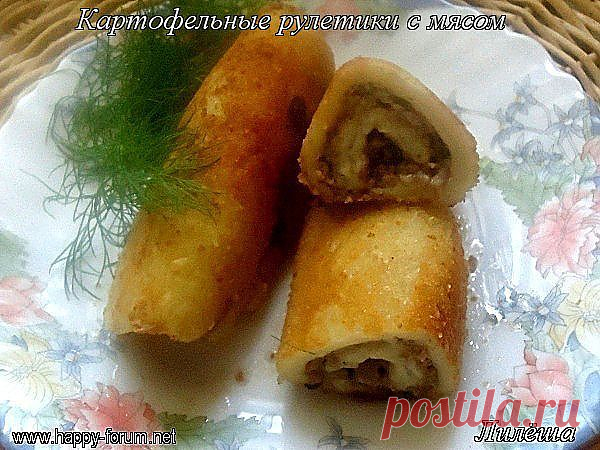 Картофельные рулетики с мясом
Для приготовления нам потребуются:
 картофель — 5-6 клубне, мука — 1 стакан,
 яйца — 2 штуки,мясной фарш из любого мяса ( у меня вино-говяжий) — 300 граммов,   лук — 1 небольшая головка, чеснок-2-3 зубчика, соль, перец -по вкусу, сыр твердый — 50-60 граммов, масло сливочное — 30 граммов, масло растительное для жарки.