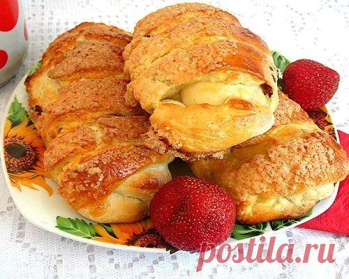 Булочки с изюмом и клубникой