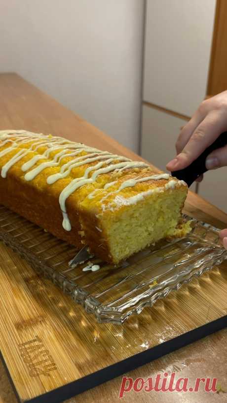 Кекс из апельсина 🍊
Я вам не передам какой аромат стоял на кухне 🤤
 Ингредиенты ⤵️
Апельсины  3 шт ( 2  из них в тесто)
Сахар 1 ст 
Яйца 3 шт 
Разрыхлитель  10-15 гр 
Мука  2 ст
Подсолнечное масло 70 гр 
Я использовала стакан объемом 200 мл 

Если у вас есть погружной блендер просто смешайте все ингредиенты кроме муки взбейте до однородности. В полученную массу уже добавляете муку и разрыхлитель. 
Если же у вас нету погруженного блендера как у меня, то взбейте два апельс...