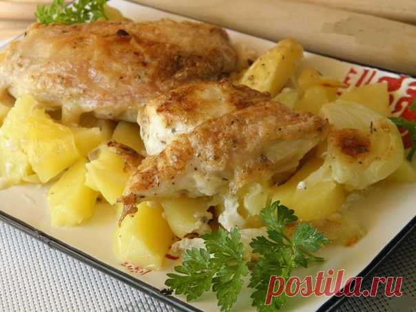 Картошка с курицей в духовке под соусом Ингредиенты: ‼ Курица — 0,5 Штуки ‼ Картофель — 600 Грамм ‼ Лук — 1 Штука ‼ Чеснок — 1-2 Зубчиков ‼ Майонез — 100 Грамм ‼ Сметана — 100 Грамм ‼ Соль — По вкусу ‼ Специи — По вкусу ‼ Вода — 1 Стакан  Количество порций: 4-6  Приготовление:1. Тушку курицы, или в моем случае половинка, вымойте, удалите остатки перьев и грубую кожицу на ножках. Отрежьте попку,...