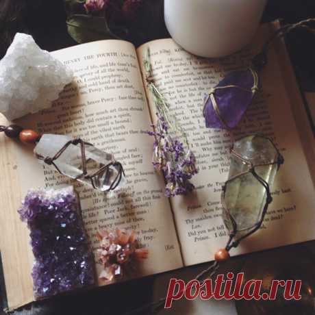 Знакомые и в то же время слова забытые, листы книги пахнут минувшими днями, перечитываю прошлое, сколько в нем было лишь память знает.