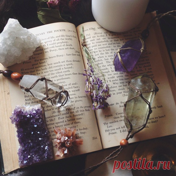 Знакомые и в то же время слова забытые, листы книги пахнут минувшими днями, перечитываю прошлое, сколько в нем было лишь память знает.