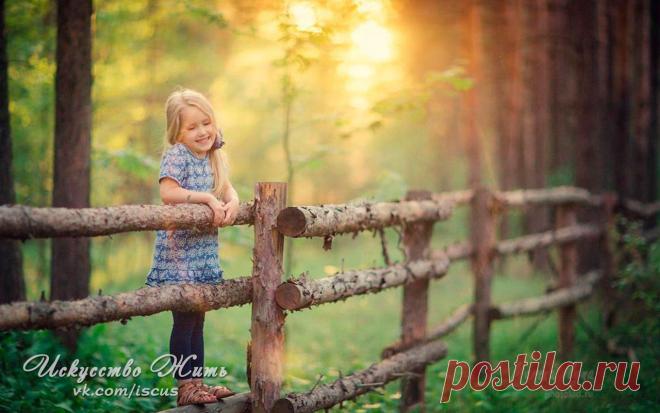 РАДОСТНЫЙ человек видит во всем радость. 
ЖАДНЫЙ причитает по поводу жадности других. 
ДОБРЫЙ восхищается добротой людей. 
ГЛУПЫЙ выискивает во всем глупость. 
Человек С ЮМОРОМ на все смотрит с улыбкой. 
ЗЛОЙ обращает внимание на злость других. 
ПОЗИТИВНЫЙ во всем найдет позитивную сторону. 
НЕСЧАСТНЫЙ будет встречать таких же как он. 
СЧАСТЛИВЫЙ увидит во всем свет и поделится счастьем со всем миром.