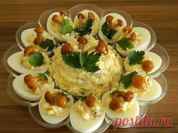 ВКУСНЕЙШИЙ и КРАСИВЕЙШИЙ Яичный салат с ОПЯТАМИ

ИНГРЕДИЕНТЫ:
яйца — штук 6,
картофель —
 3 штуки средних
грибы — грамм 100.

Приготовление:
Тут можно на свой вкус соотношения брать:
кто — то больше яйца любит — можно яиц больше взять, будет салат более яичный.
Взять картошки поболее — будет салат более картофельный.
А кто более пряности любит и хрустинку — то грибочков больше добавить.
Отварить яйца вкрутую.
Часть из них разрезать на половинки, вынуть желтки.
Оставшиеся ц...