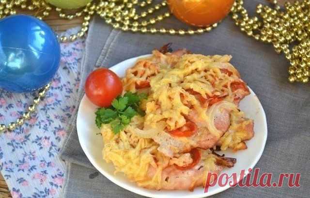 Куриные грудки с помидорами и сыром
Рецепты. Простые и вкусные блюда
Ингредиенты:
Куриное филе — 1 шт.
Сыр твердый — 80 г
Лук репчатый — 1–2 шт.
Помидоры черри — 5–6 шт.
Соль — по вкусу
Перец душистый молотый — по вкусу
Приготовление:
1. Подготовьте все ингредиенты, куриную грудку заранее полностью разморозьте.
2. Куриное филе порежьте тонкими пластинами. Это очень удобно делать широким острым ножом. Каждую пластину поперчите и посолите с обеих сторон.
3. Форму для запекан...