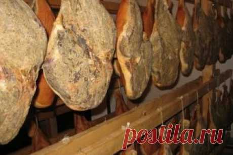 СТАРИННЫЕ СПОСОБЫ ХРАНЕНИЯ МЯСА 



Казалось бы, не так уж давно люди узнали, что такое холодильник (первую такую установку изготовил немецкий ученый Линде в 1875 году), а сегодня он прочно обосновался и вовсю хозяйничает на нашей к…