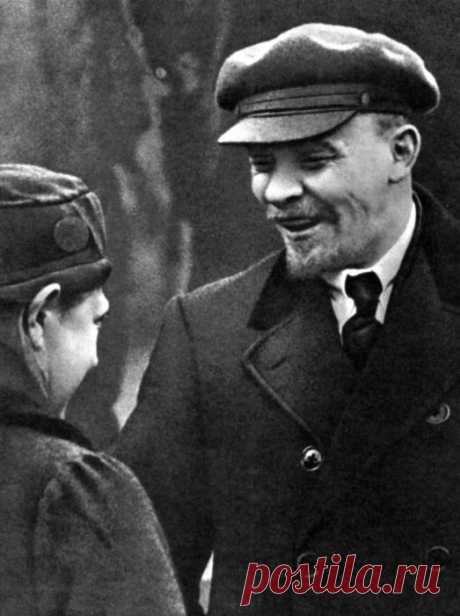 Вождь мирового пролетариата Владимир Ленин на редких фотографиях времён Октябрьской революции