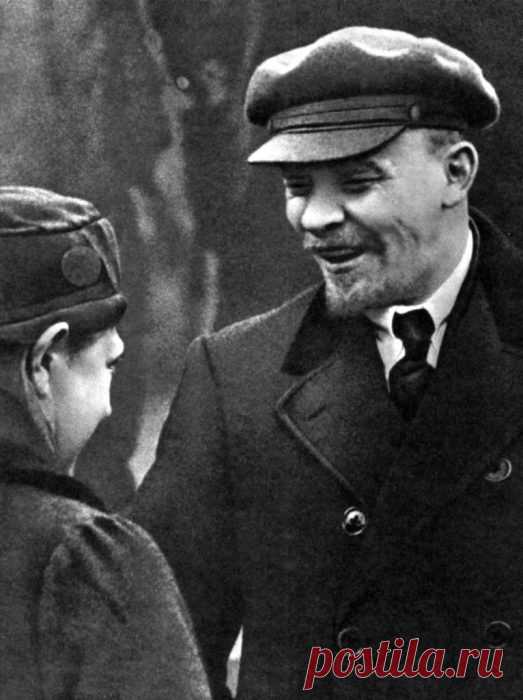 Вождь мирового пролетариата Владимир Ленин на редких фотографиях времён Октябрьской революции