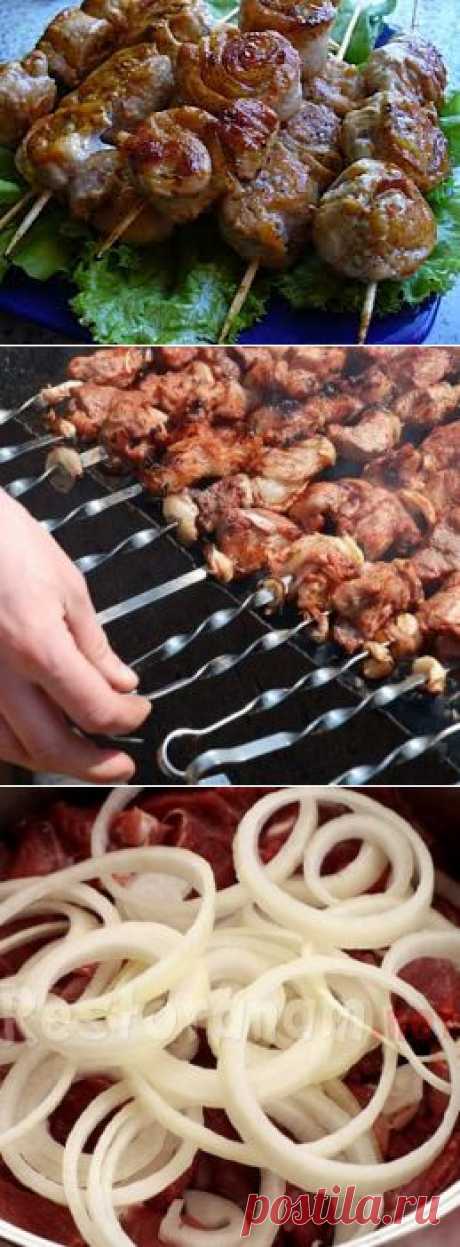 Лучшие маринады для шашлыка |Для наших предков мясо на открытом огне это была необходимость. Войны брали мясо с собой в поход и помещали его в бурдюк с вином, там мясо хорошо сохранялось, вино скисало и превращалось в уксус, а как только было время на стоянку воины нанизывали мясо на саблю или палку и обжаривали его на открытом огне.
Шашлык — это ритуал, выбора мяса, приготовление маринада, выбора мангала, дров и сам процесс жарки. А теперь самое важное, готовим маринад.