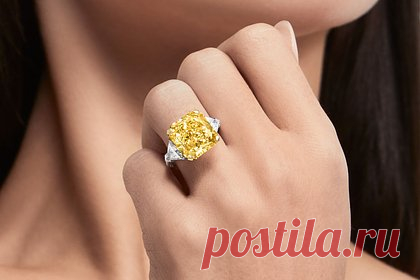 В России выставили на продажу помолвочное кольцо за 31 миллион рублей. В России выставили на продажу помолвочное кольцо люксового бренда Graff за 31,6 миллиона рублей. Предложенное к покупке ювелирное изделие оформлено желтым бриллиантом весом в 10,10 карата и есть в наличии в Москве. Согласно объявлению, камень в оттенке yellow fancy и огранки «Кушон» является оригинальным.