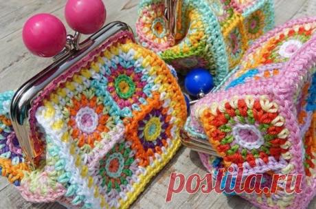 Универсальные и оригинальные вязаные кошельки Вязаные кошельки могут выполнять такую же функцию, как и обычные, которые изготовлены из кожи или дерматина. При этом вещица будет выглядеть уникально,
