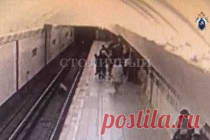 Пенсионерка толкнула девочку на пути в московском метро и попала на видео