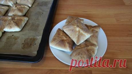 Сладкие пирожки со щавелем Всем доброго дня. Из этого короткого видео рецепта вы узнаете как  можно легко и быстро приготовить сладкие пирожки со щавелем на слоеном  дрожжевом тесте. Тесто для этих пирожков у мены покупное.Приятного вам аппетита.