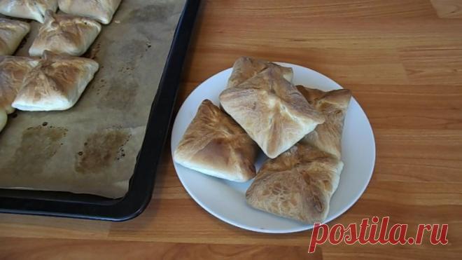 Сладкие пирожки со щавелем Всем доброго дня. Из этого короткого видео рецепта вы узнаете как  можно легко и быстро приготовить сладкие пирожки со щавелем на слоеном  дрожжевом тесте. Тесто для этих пирожков у мены покупное.Приятного вам аппетита.