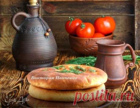 Лепешки с сыром, чесноком и зеленью. Ингредиенты: мука, сливочное масло, сметана | Официальный сайт кулинарных рецептов Юлии Высоцкой