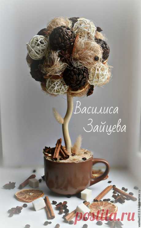 После очередного заказа так полюбившегося всем эко-топиария 'Уютный', решила сфотографировать процесс его изготовления и сделать мастер-класс. Надеюсь, он будет полезен для вас :) Для эко-топиария 'Уютный' нам понадобятся:1. Натуральное сизалевое волокно (Сизаль).2. Основа. Шарик из пенопласта. 3. Стволик-корилус.4. Чашка (или горшочек).5. Мячики для пинг-понга (заранее покрашены).6.