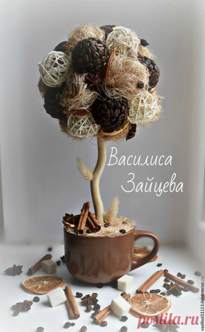 После очередного заказа так полюбившегося всем эко-топиария 'Уютный', решила сфотографировать процесс его изготовления и сделать мастер-класс. Надеюсь, он будет полезен для вас :) Для эко-топиария 'Уютный' нам понадобятся:1. Натуральное сизалевое волокно (Сизаль).2. Основа. Шарик из пенопласта. 3. Стволик-корилус.4. Чашка (или горшочек).5. Мячики для пинг-понга (заранее покрашены).6.