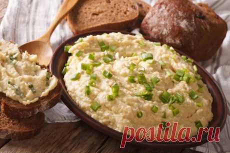 Три простых рецепта вкусных паштетов Сегодня паштеты весьма распространены во всем мире и готовятся из печени, мяса, рыбы, грибов или овощей. Поскольку ничего сложного в приготовлении такого деликатеса нет, предлагаем вам воспользоваться приведенными ниже рецептами и сделать паштет самостоятельно.