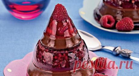 Желе из малины и шоколада 

Иногда бывает так, что внешний вид еды по разным причинам делается важнее, чем ее вкус. Наше любимое желе прекрасно подходит для таких случаев. Впрочем, это совершенно не значит, что на него надо смотреть дольше минуты. Потому что если вы вдруг на секундочку отвернетесь, желе достанется кому-нибудь менее эстетски настроенному.
Показать полностью…