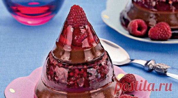 Желе из малины и шоколада 

Иногда бывает так, что внешний вид еды по разным причинам делается важнее, чем ее вкус. Наше любимое желе прекрасно подходит для таких случаев. Впрочем, это совершенно не значит, что на него надо смотреть дольше минуты. Потому что если вы вдруг на секундочку отвернетесь, желе достанется кому-нибудь менее эстетски настроенному.
Показать полностью…