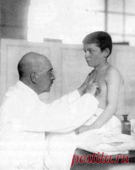 ЭРНСТ МОРО: «МОРКОВНЫЙ СУП, КОТОРЫЙ СПОСОБЕН СПАСТИ ДЕТЕЙ»

145 лет назад родился педиатр Эрнст Моро. Благодаря ему обычный морковный суп спас тысячи жизней, стало возможным диагностировать, например, детский церебральный паралич, он открыл лактобактерии и при этом не получил ни одной значимой премии, а в наших краях о нём мало кто слышал. 

Страшно подумать, но всего полтора столетия назад средняя продолжительность жизни человека составляла вдвое меньше, чем сейчас. Конеч...