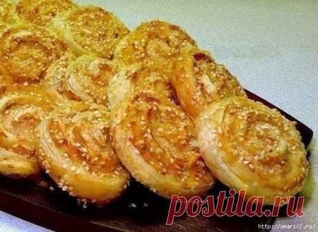 Куриные рулетики в слоёном тесте.