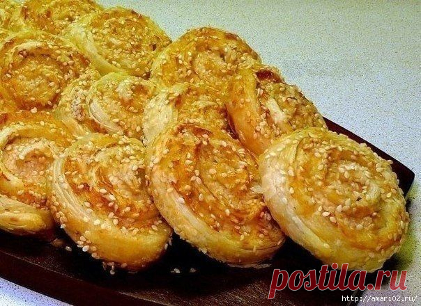 Куриные рулетики в слоёном тесте..